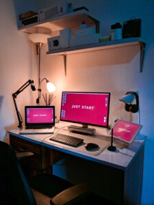 Espace de travail équipé d’ordinateurs